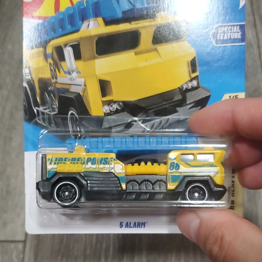 Mattel Hot Wheels Yellow & Blue Rescue Rig - Picture 3 of 8